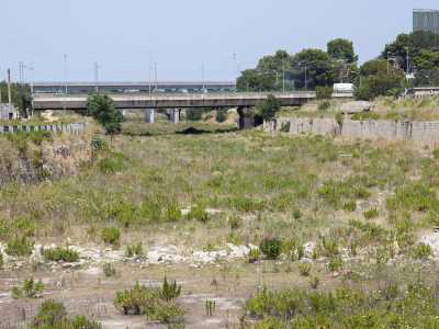 ...un tratto artificiale che dopo aver percorso 3,5 chilometri in direzione nord-ovest, si va ad unire al canale Lamasinata, nei pressi di zona Santa Caterina